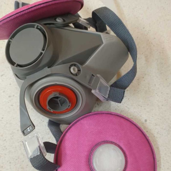 Защитна полумаска с филтри и предпазни очила