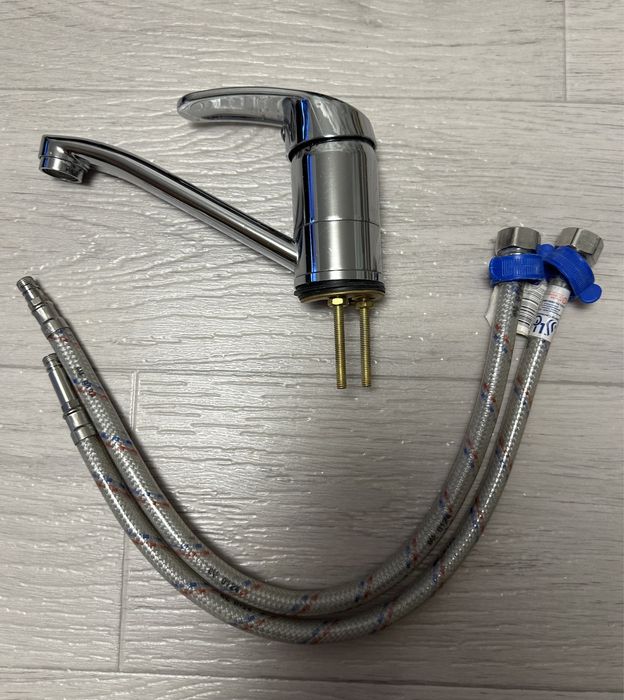 Продам кран в комплекте со шлангами в ванну