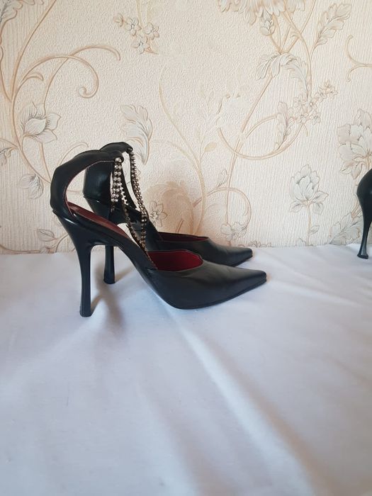 Продам туфли на шпильке