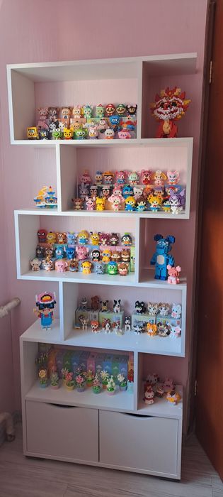 Стеллаж с коллекцией конструктора bricks