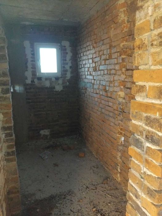 Просторна триетажна къща