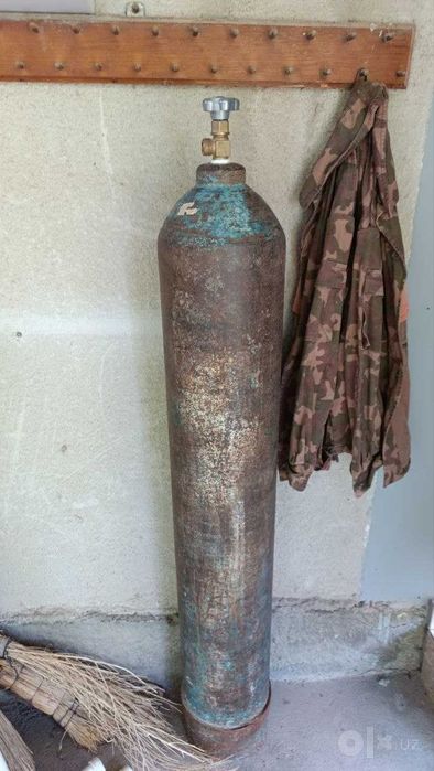 рукава для газосварки с горелкой и кислородный баллон