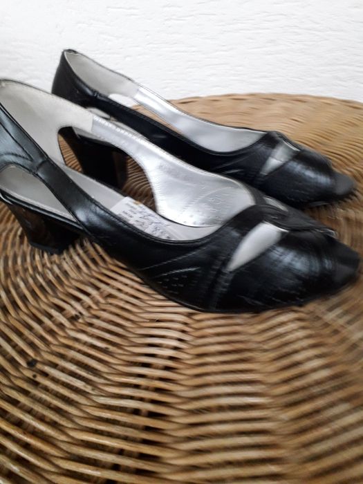 Дамски кожени сандали