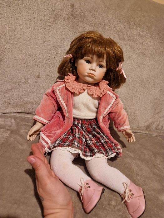 Păpușă de porțelan