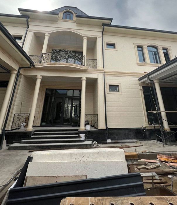 Fasadi Travertin. Milano. Mineralka. Shatlanka cokol