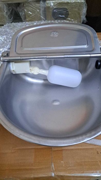 Автоматична поилка с купа от неръждаена стомана и обем от 2.5 литра