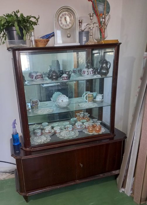 Vitrină clasică din lemn cu rafturi de sticlă