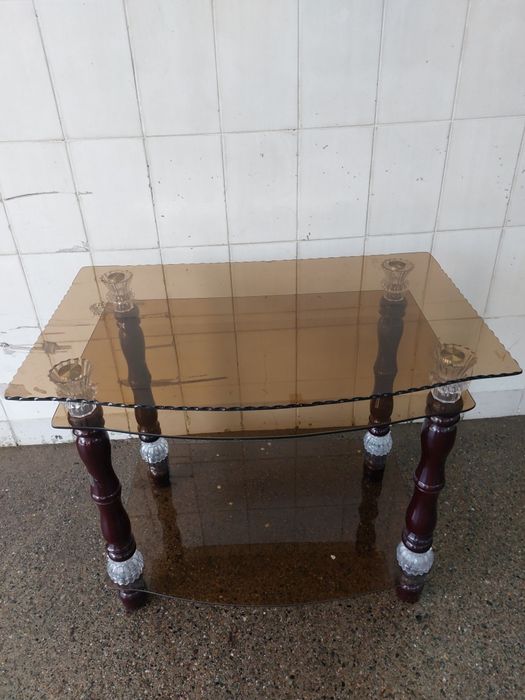 Стеклянный стол под Тв