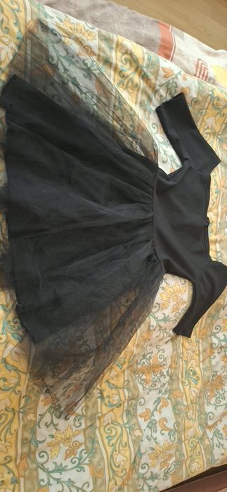 Черна дамска рокля с голи рамене