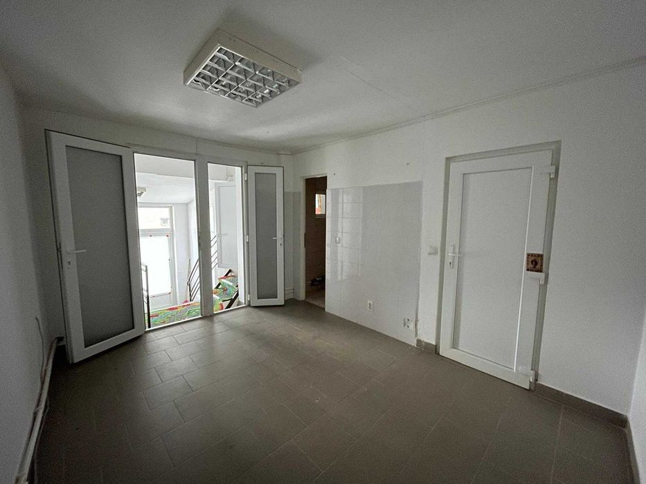 Ofer spre închiriere spatiu comercial