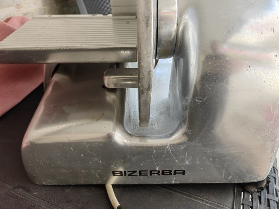 Продавам професионална кухненска машина за рязане