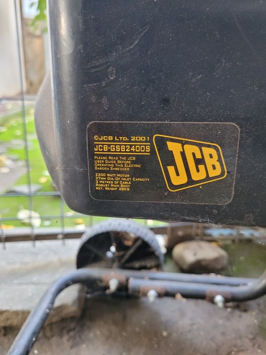 Tocator de crengi JCB