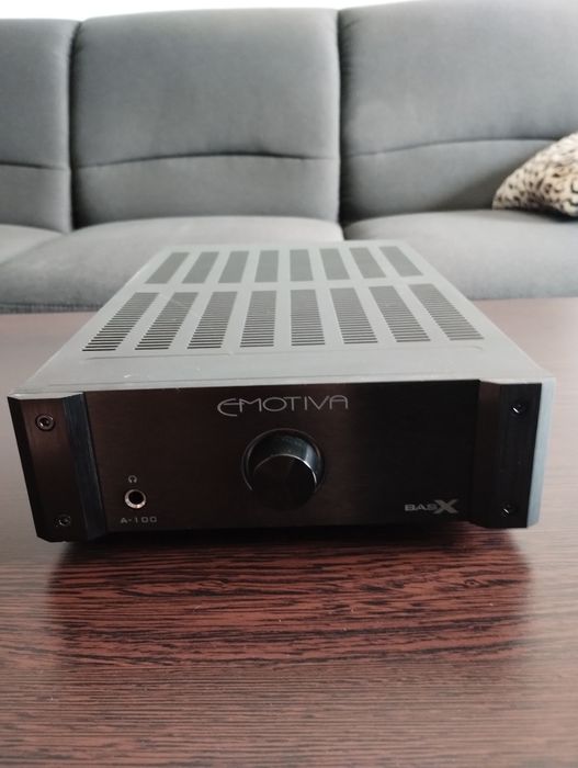 Emotiva BasX A-100 amplificator stereo
