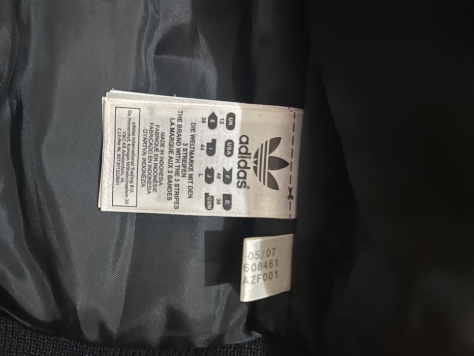 Vestă adidas cu glugă; Nouă