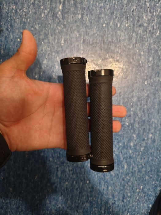 Грипсы на руль, черные