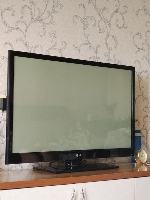 Продам  телевизор LG 42PT250