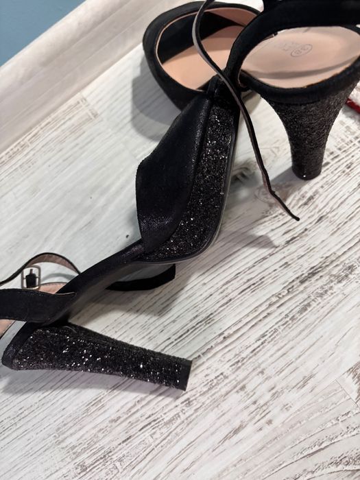 Елегантни високи обувки