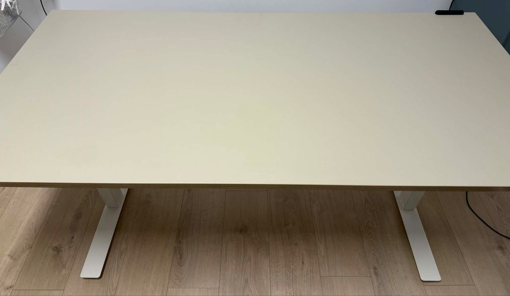 Vand birou bej/alb Ikea cu inaltime reglabila manual Trotten