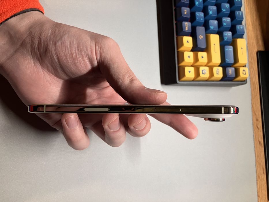 Почти новый iphone Air