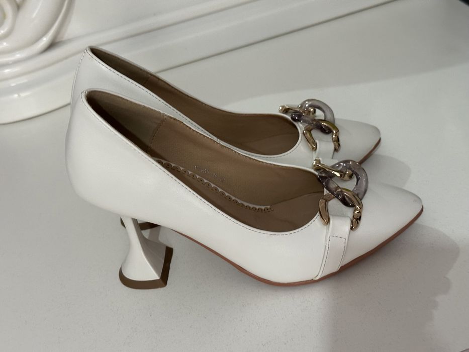 Қара туфли ,ақ туфли