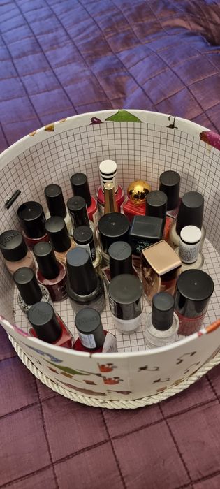 Tot ce se vede in poze - 30 oje și cutie cu capac