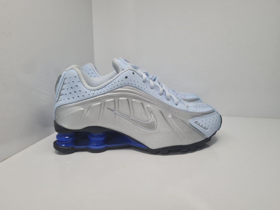 Маратонки Nike Shox 

Чисто нови с кутия.

Размер 36 стелка 22.5 см.

Цена 65 евро.