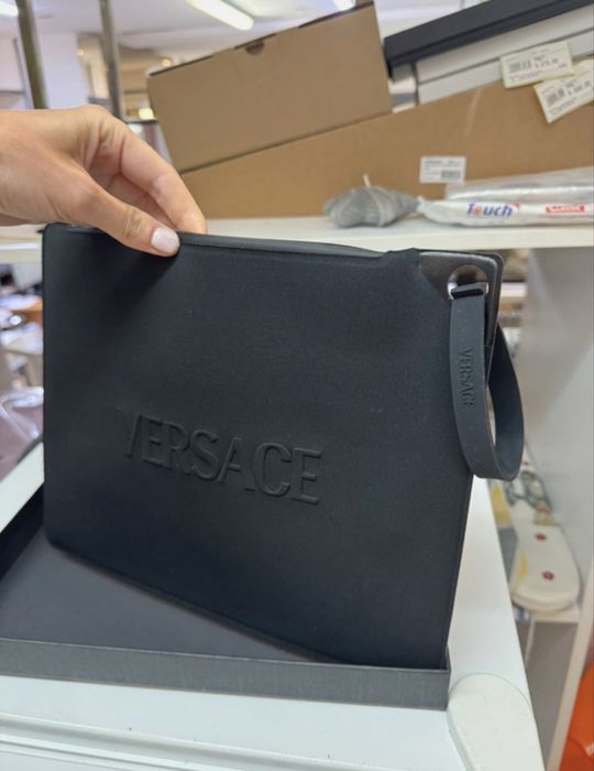 Plic plaja VERSACE din Neopren – Nouă la cutie (Black Logo)