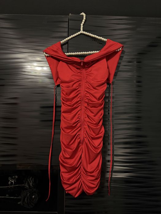 Червена рокля