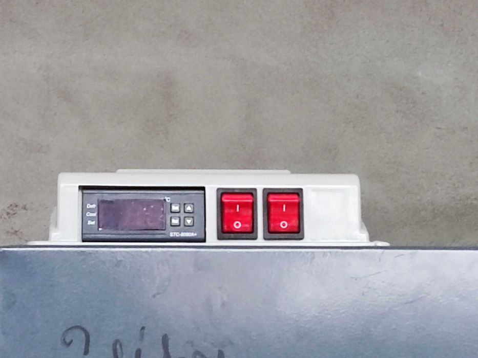 Витрина холодильниклар сотилади. 5 та