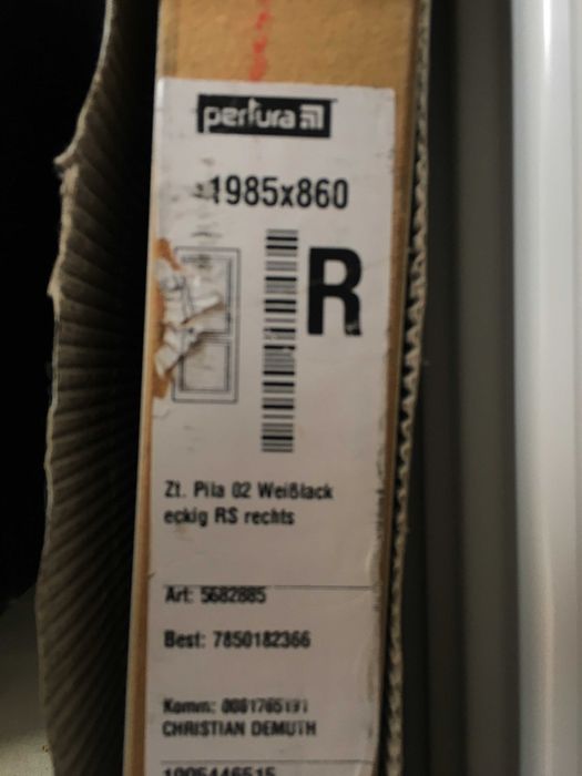 Usa noua, alba pertura