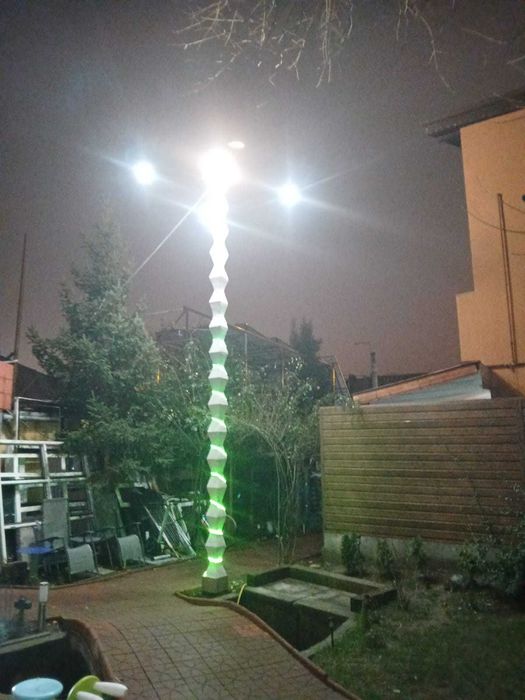 Coloana Infinitului – Stâlp de lumină sculptural, inspirație Brâncuși