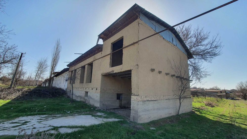 Добротный дом с деревянным каркасом с теплицей в 10 км от Ташкента.