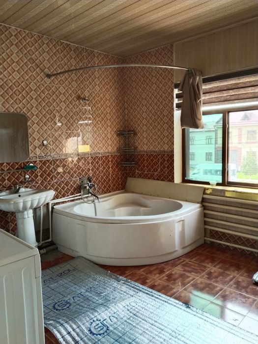 Uy sotiladi zangota tumanida 3.5 sotikli 2 qvatli