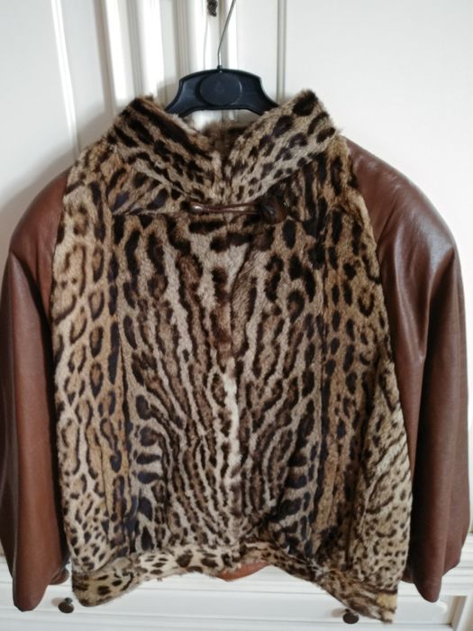 Haină blană de vulpe argintie.