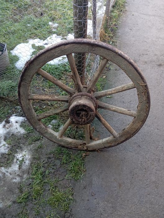 Roata antică de lemn pt căruță