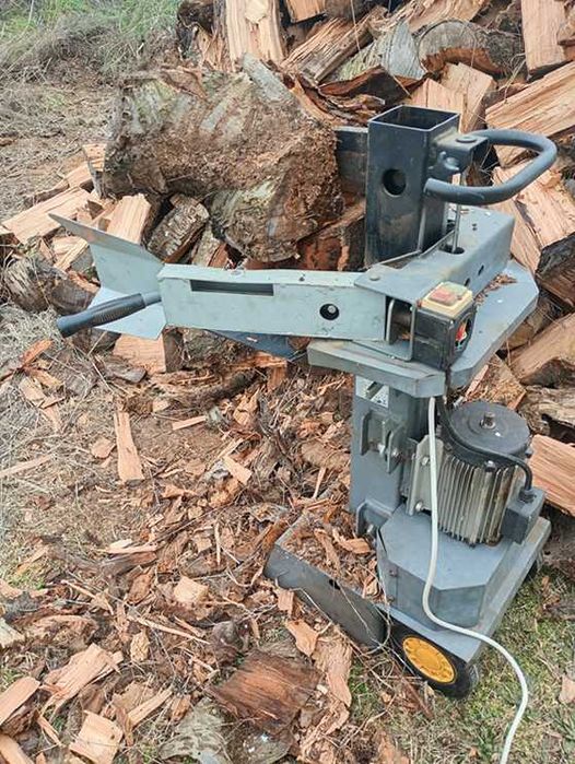 Машина за цепене на дърва