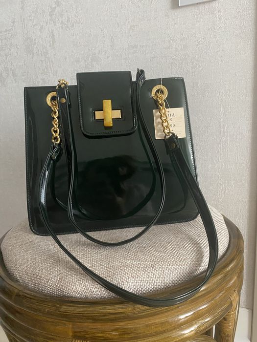 Продам новую лакированную сумку