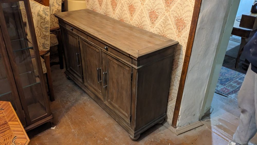 Румынский дубовый  книжный шкаф - витрина после реставрации.