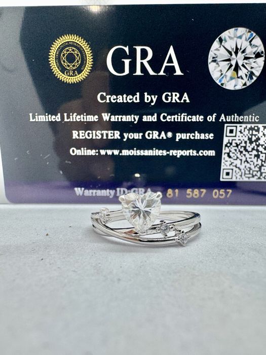 Сребърен пръстен с мойсанит (Диамант) 0.8 карата