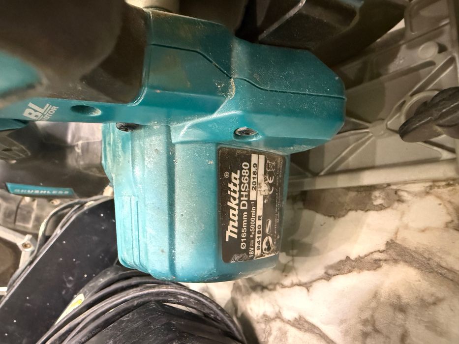 Makita 18V комплект – DHS680, 2 винтоверта, радио, батерии и зарядни