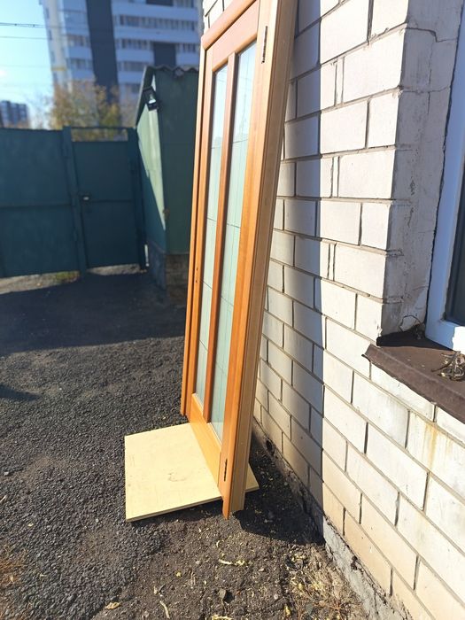 Дверной блок из древесины