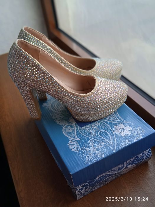 Toshli poshnali  tufli