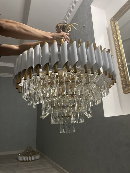 Продам люстру E14 8 шт Лампочек