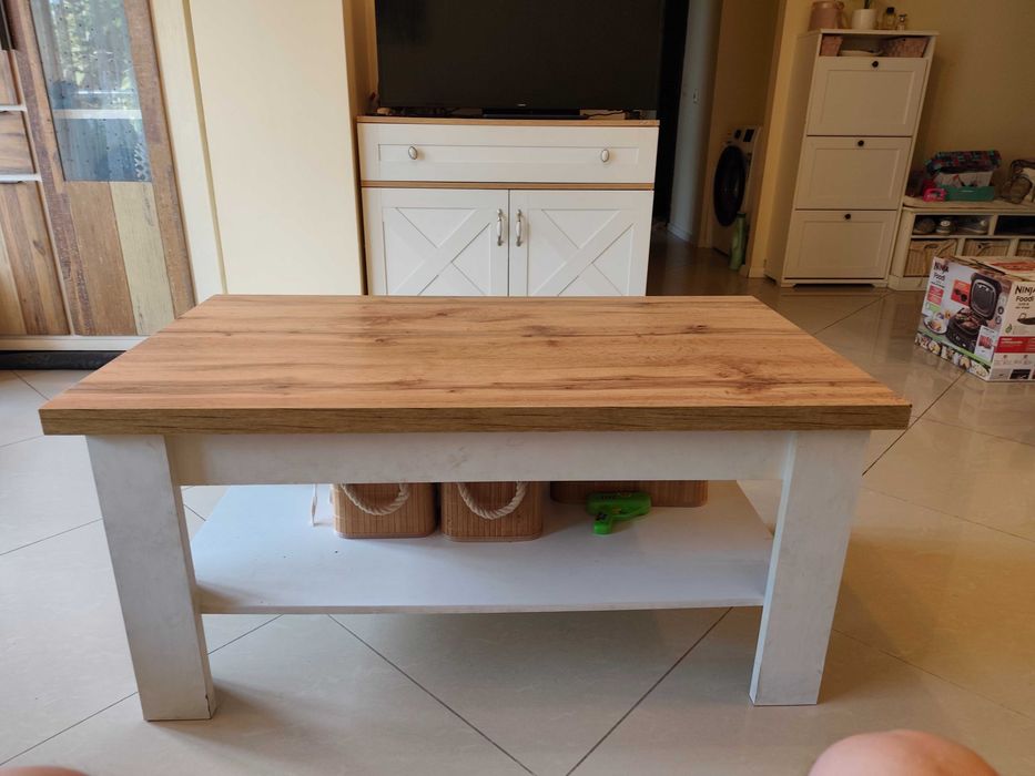 Продавам диван с функция сън 145€ , холна маса 50€, трапезна маса 100€