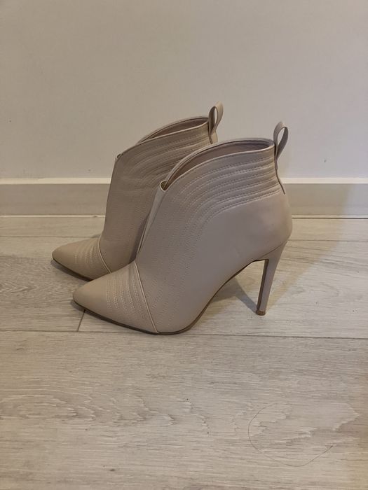 Дамски боти, нуд