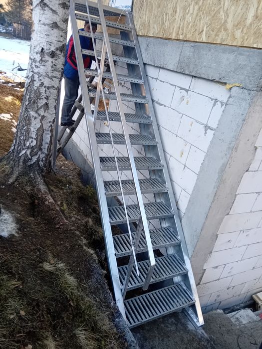 Scări metalice zincate