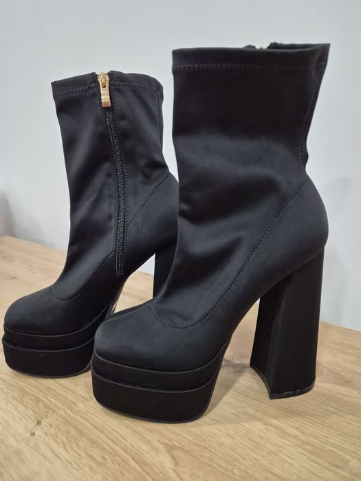 Дамски къси ботуши с платформа  и висок ток