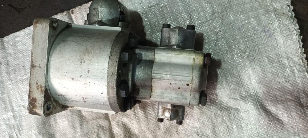 Продавам сдвоена хидравлична помпа А95Х/А25Х