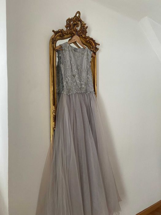 rochie lunga eleganta gri argintiu tulle corsaj brodat