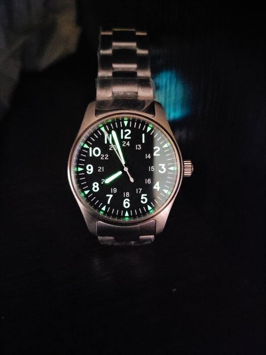 Механические часы с автоподзаводом и механическим заводом.